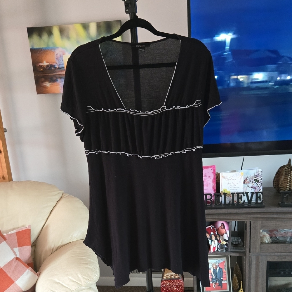 Style & Co. Black V Neck Top With White Trim🖤 PRE LOVED    SIZE L